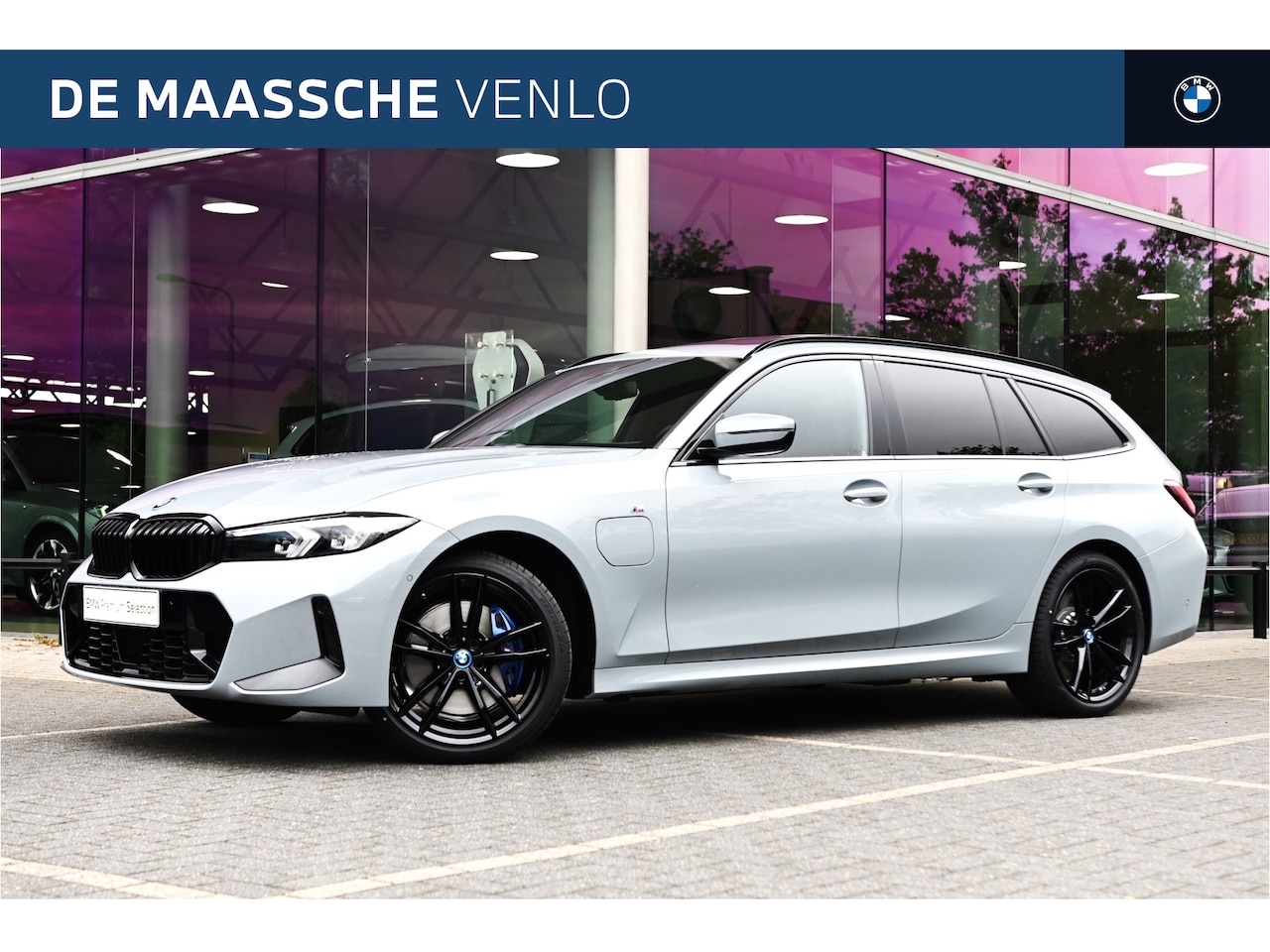 BMW 3-serie Touring - 320e M Sport Automaat / Panoramadak / Trekhaak / Sportstoelen / Active Cruise Control / Wi - AutoWereld.nl