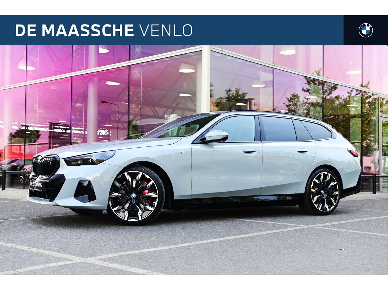 BMW i5 Touring - eDrive40 High Executive M Sport 84 kWh / Panoramadak / Trekhaak / Parking Assistant Profes - AutoWereld.nl