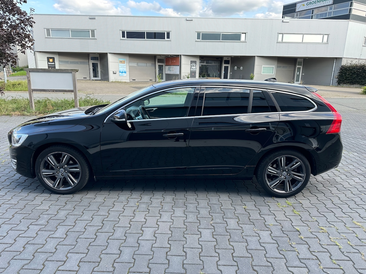 Volvo V60 - 2.0 D4 Summum 181pk - 6 versnellingen - handgeschakeld - Climate Control - Cruise Control - Stoelverwarm - AutoWereld.nl