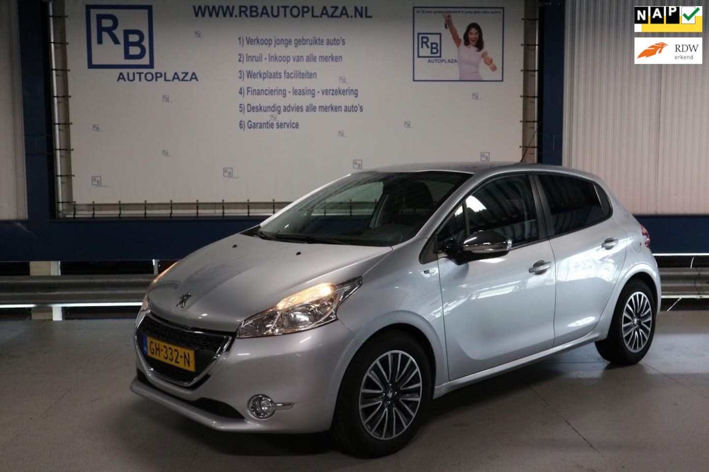 Peugeot 208 - 1.2 PureTech Style / NAV / PDC / VELG / 5 DRS ! ! ! - AutoWereld.nl