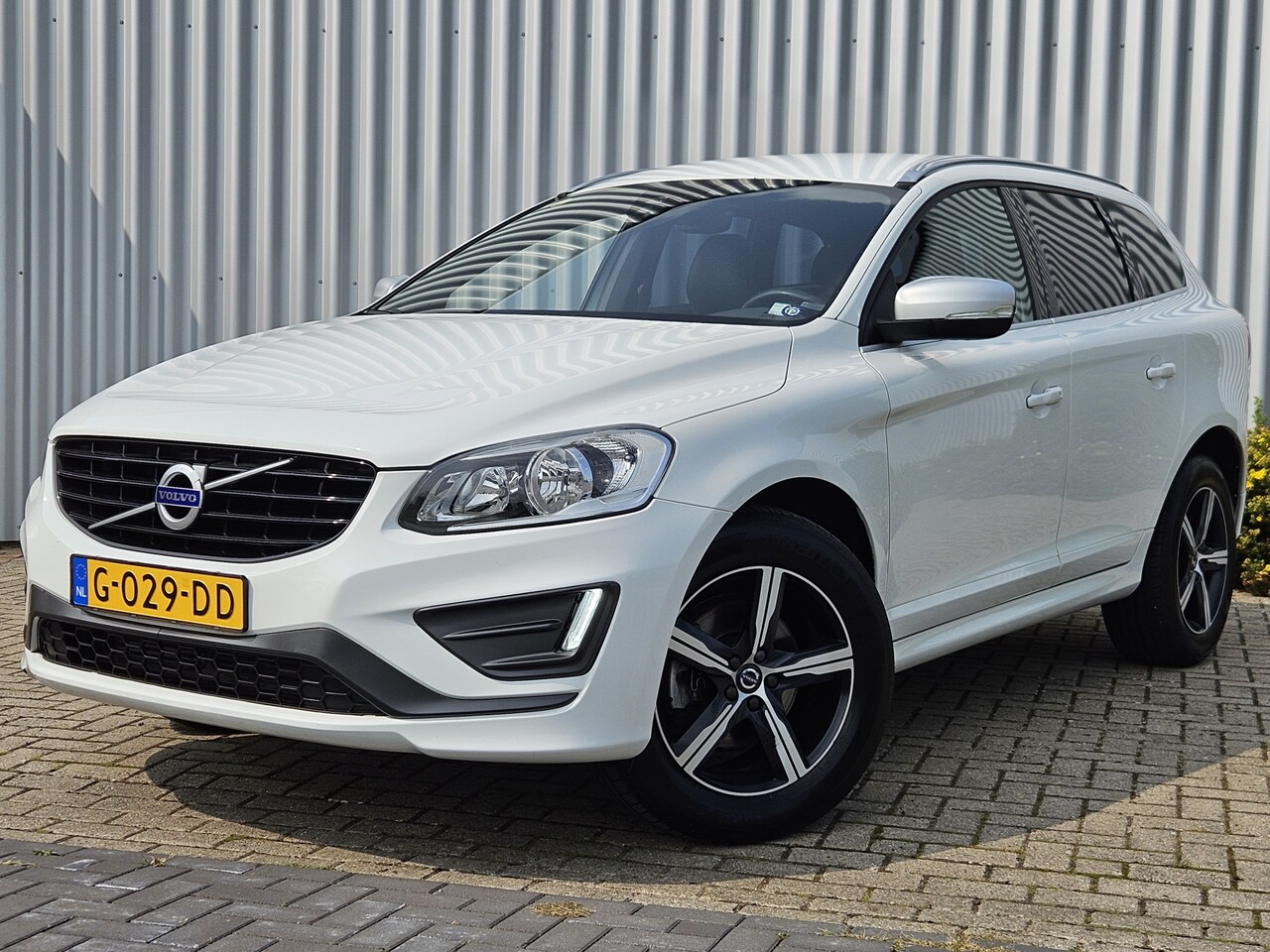 Volvo XC60 - 2.0 D4 Polar+ /R-Design/Automaat/Cruise/PDC/Navi! - AutoWereld.nl