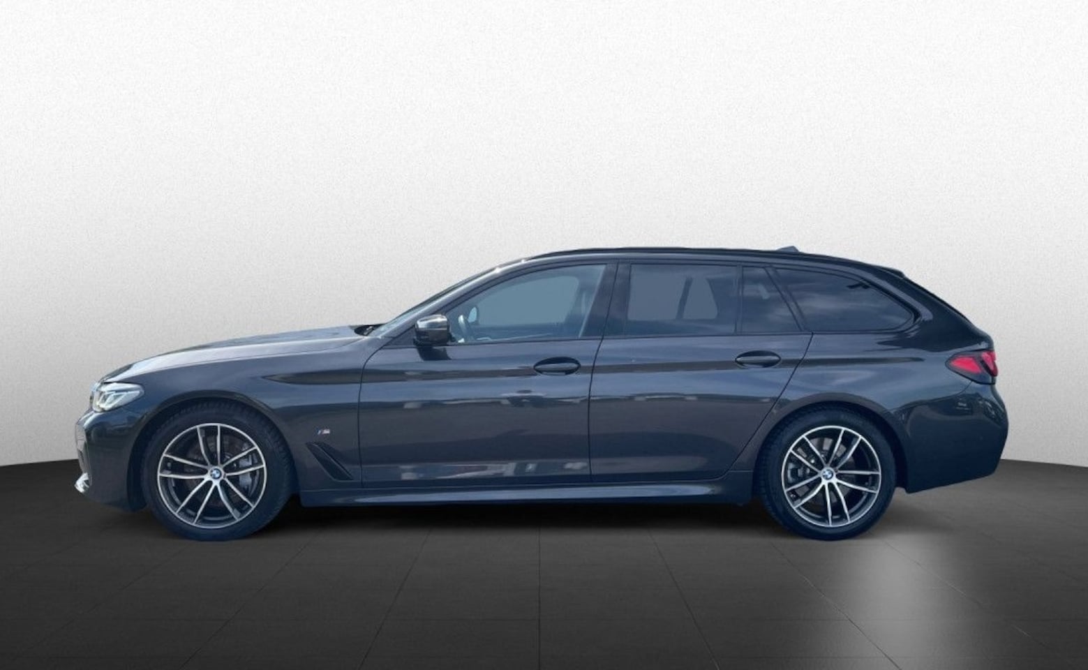 BMW 5-serie Touring - 530d M-Sport 286 PK ACC Panoramadak Comfortstoelen Head-Up Laser Surround View - AutoWereld.nl