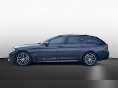 BMW 5-serie Touring - 530d M-Sport 286 PK ACC Panoramadak Comfortstoelen Head-Up Laser Surround View