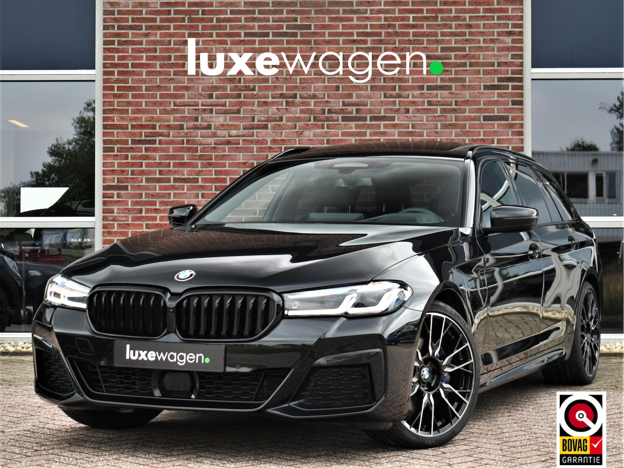 BMW 5-serie Touring - 530e xDrive M-Sport Pano Trekh ACC 20inch HUD H/K - AutoWereld.nl