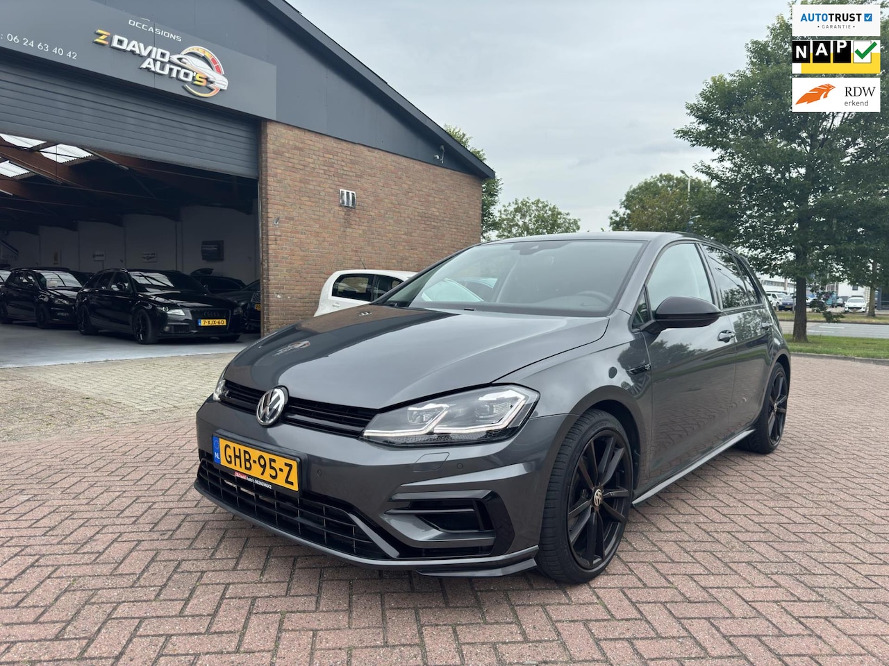 Volkswagen Golf - Volledig R gemaakt met golf 8 stuur sport uitlaat en vele opties - AutoWereld.nl