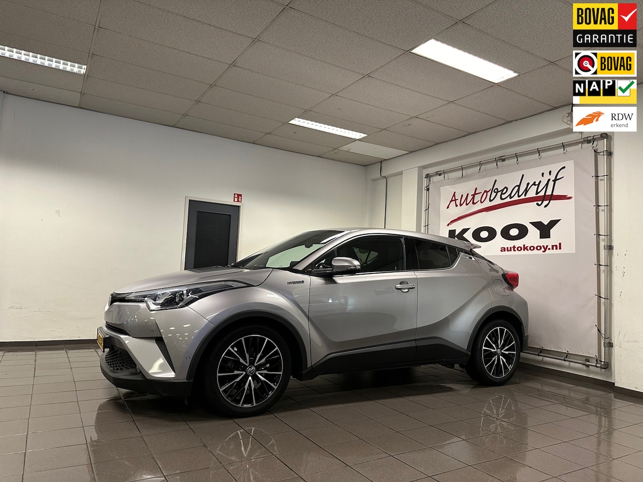 Toyota C-HR - 1.8 Hybrid Bi-Tone Plus * Navigatie / LED / Camera / Cruise control / Leder * - AutoWereld.nl