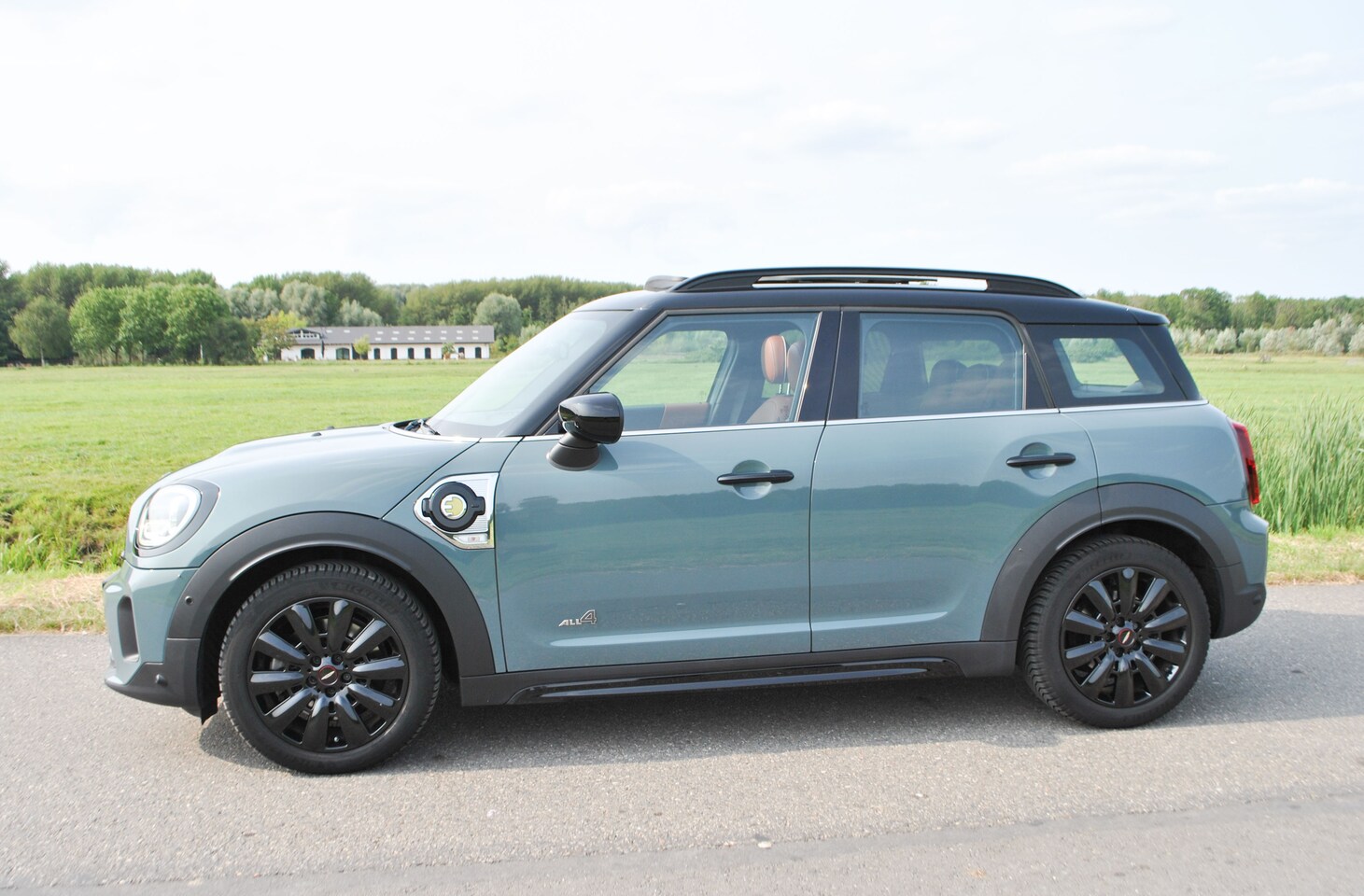 MINI Countryman - 2.0 Cooper S E ALL4 Chili Hybride IZGST Sage Green metallic met Chester Malt Brown leer - AutoWereld.nl