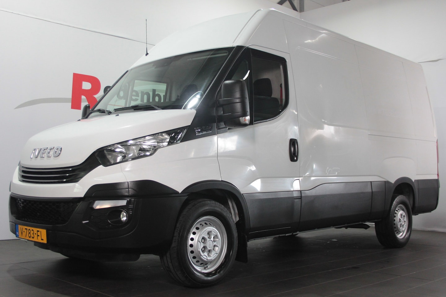 Iveco Daily - 35S16V 2.3 352 L3H2 - Automaat - Airco / Trekhaak / Radio - AutoWereld.nl