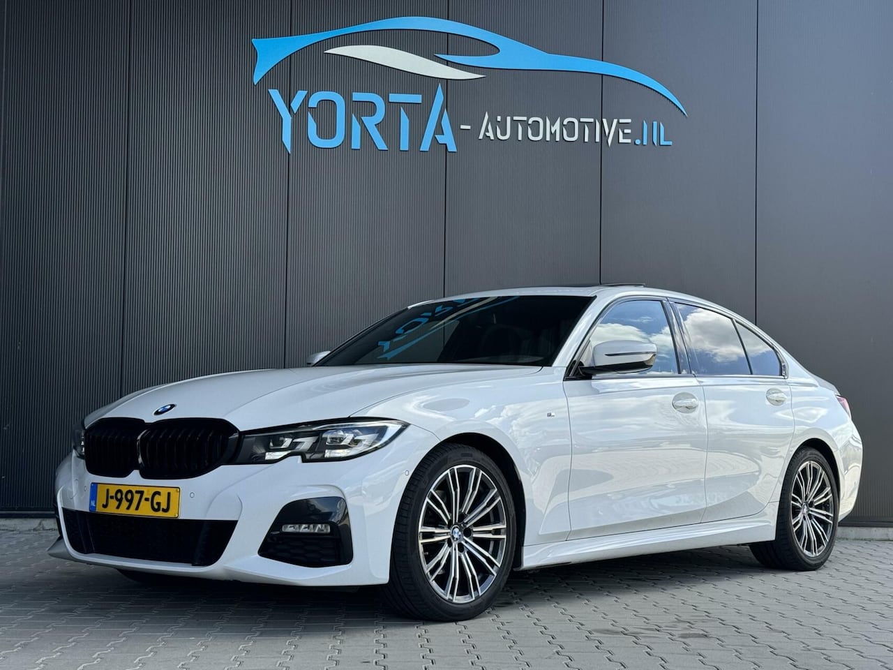 BMW 3-serie - 320d High Executive M Sport PANO*CAMERA*NL AUTO*DEALERONDERHOUDEN - AutoWereld.nl