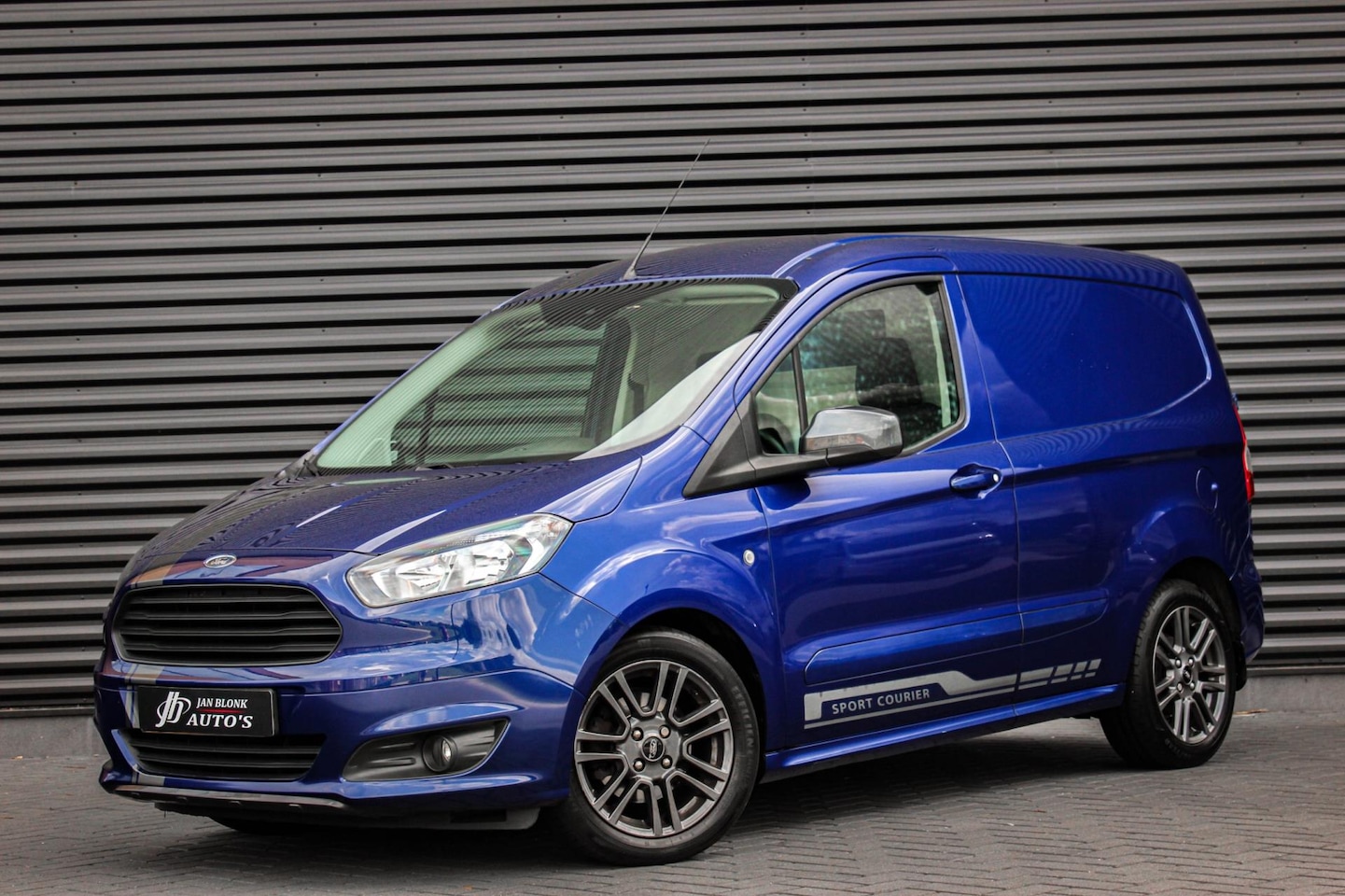 Ford Transit Courier - 1.5 TDCI Sport 95PK / NAVIGATIE / LM.VELGEN / 95DKM / AIRCO / CLIMATE CONTROL / UNIEKE UIT - AutoWereld.nl