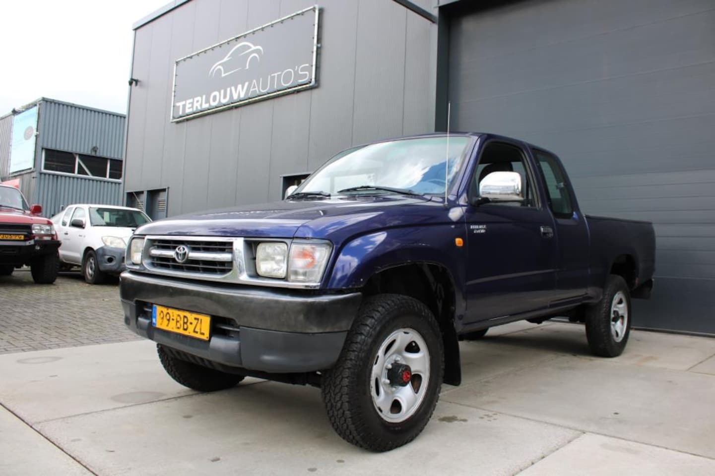 Toyota HiLux - 2.4 4WD Xtra cabine 4X4 Grijs kenteken - AutoWereld.nl