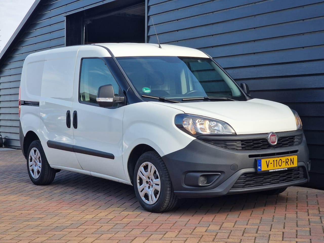 Fiat Doblò Cargo - 1.6 MJ L1H1 1.6 MJ L1H1 (Nieuwe distributie / 3 Zits / Trekhaak / Cruise / Airco / APK 21-8-25) - AutoWereld.nl