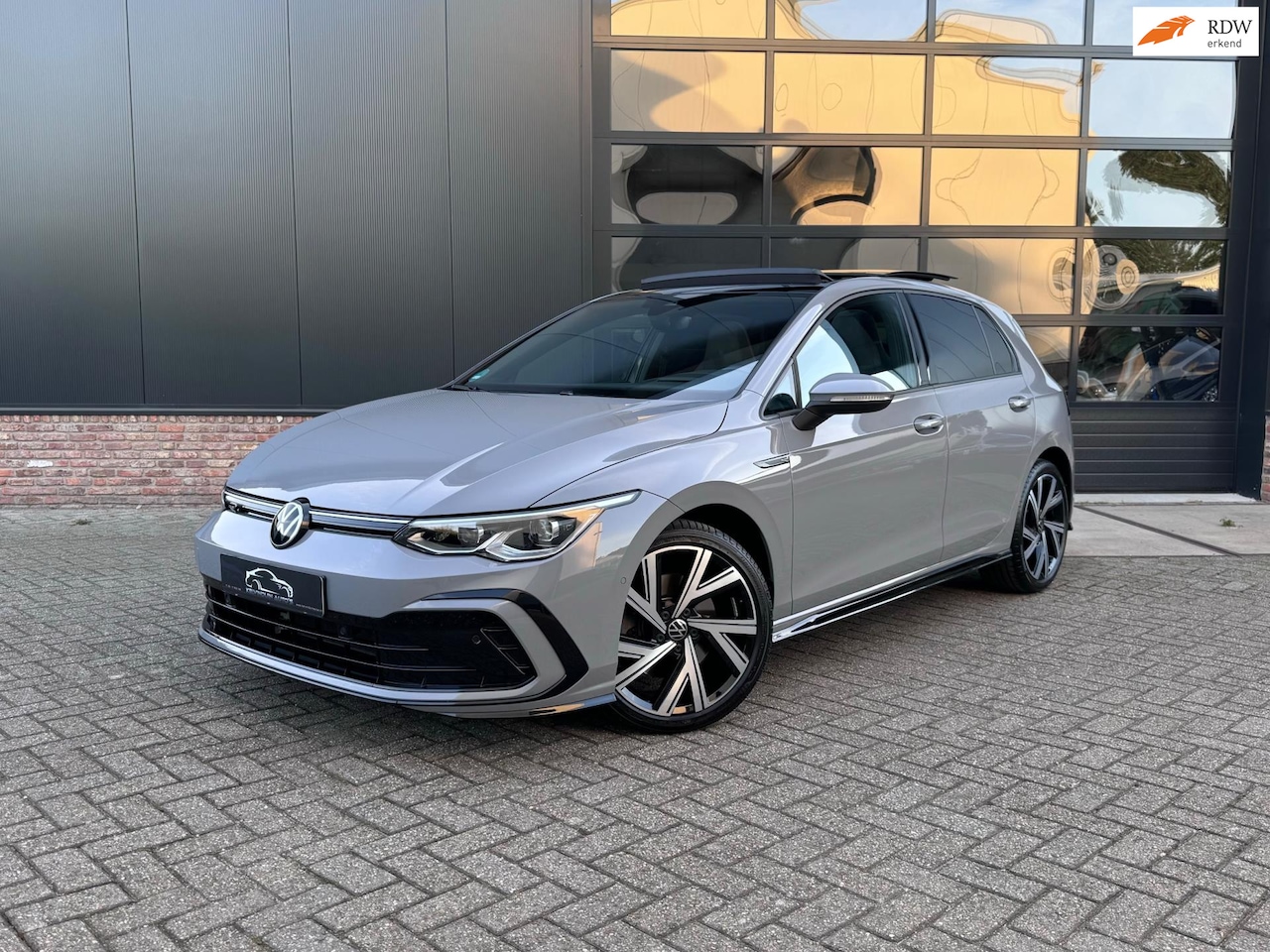 Volkswagen Golf - 1.5 eTSI R-Line Vol Opties Pano/IQLight/Garantie/sfeer - AutoWereld.nl