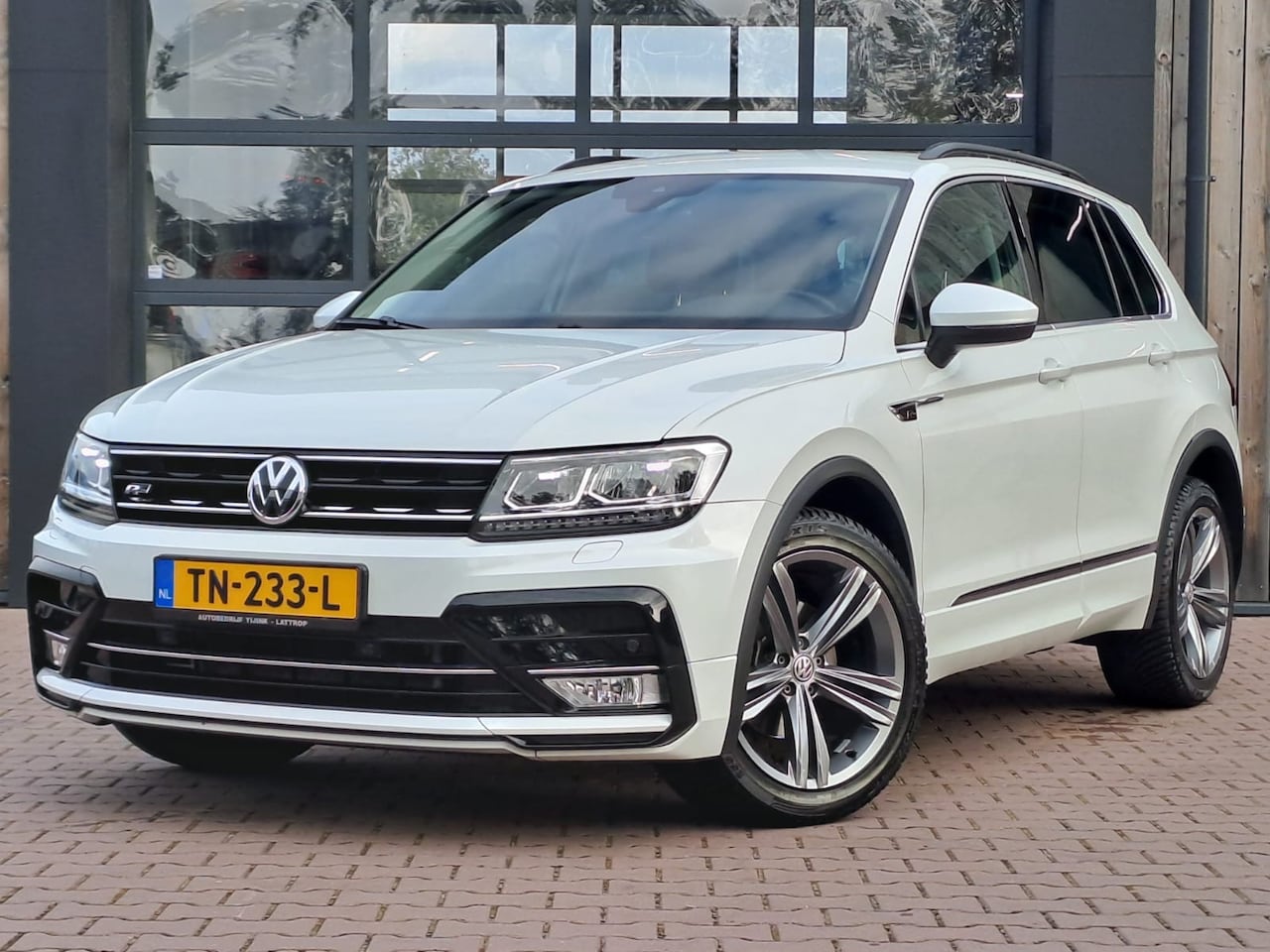 Volkswagen Tiguan - 1.4 TSI ACT Comfortline Business R | DSG | Virtual Cockpit | Trekhaak | Stoel- & stuurverw - AutoWereld.nl