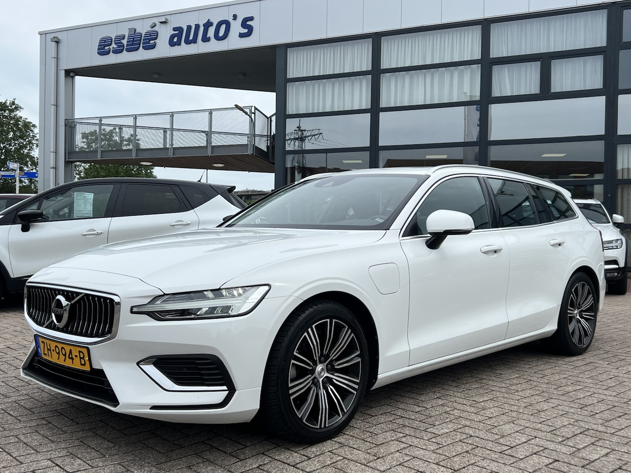 Volvo V60 - 2.0 T8 Twin Engine 390 pk AWD Inscription Panoramadak Trekhaak Leder Stoelverwarming Stand - AutoWereld.nl