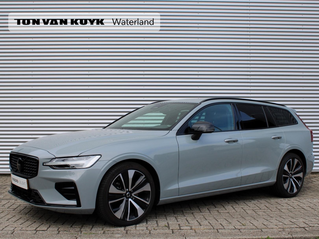 Volvo V60 - 2.0 B3 Plus Dark Automaat / 19" velgen / Sportstoelen met Nappa leder / BLISS / DAB / Priv - AutoWereld.nl