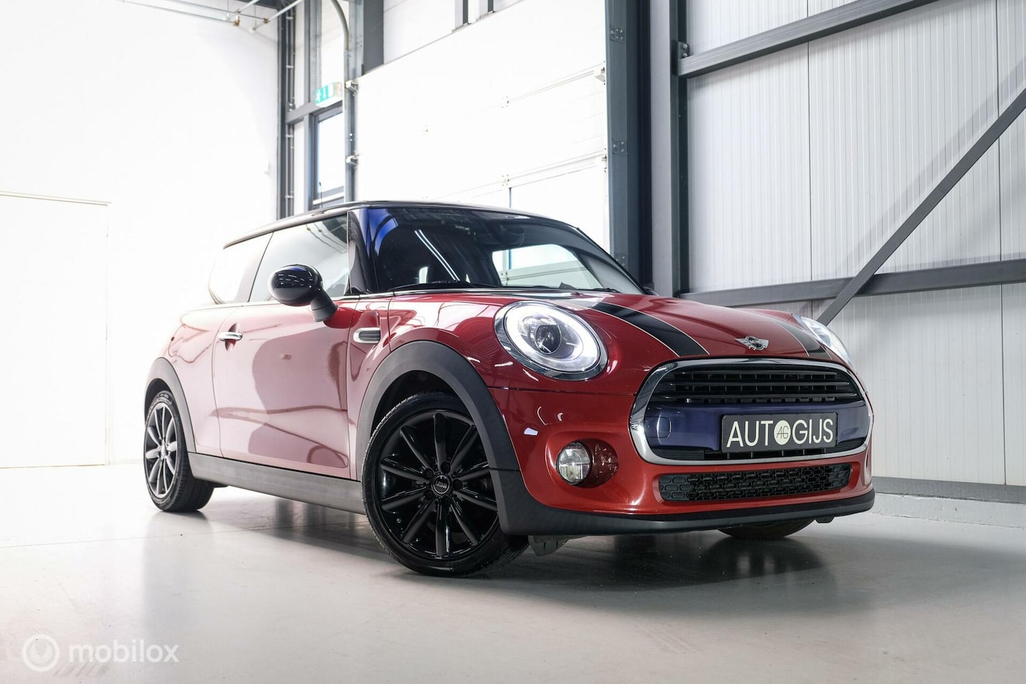 MINI Cooper - Mini 1.5 Chili Serious Business | Harman Kardon | Sportinterieur | LED | Metallic rood | N - AutoWereld.nl