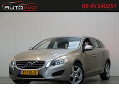 Volvo V60 - 1.6 T3 Momentum AUTOMAAT LEER NAVI CLIMA PDC TREKHAAK etc