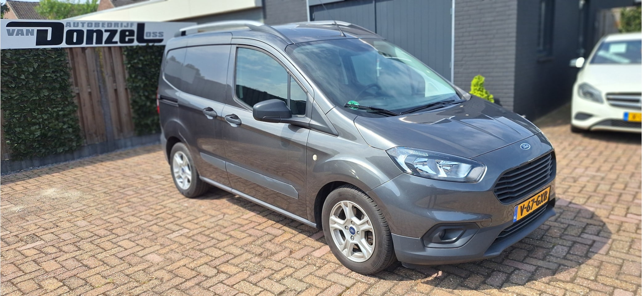 Ford Transit Courier - 1.0 Ambiente AIRCO , BENZINE - AutoWereld.nl