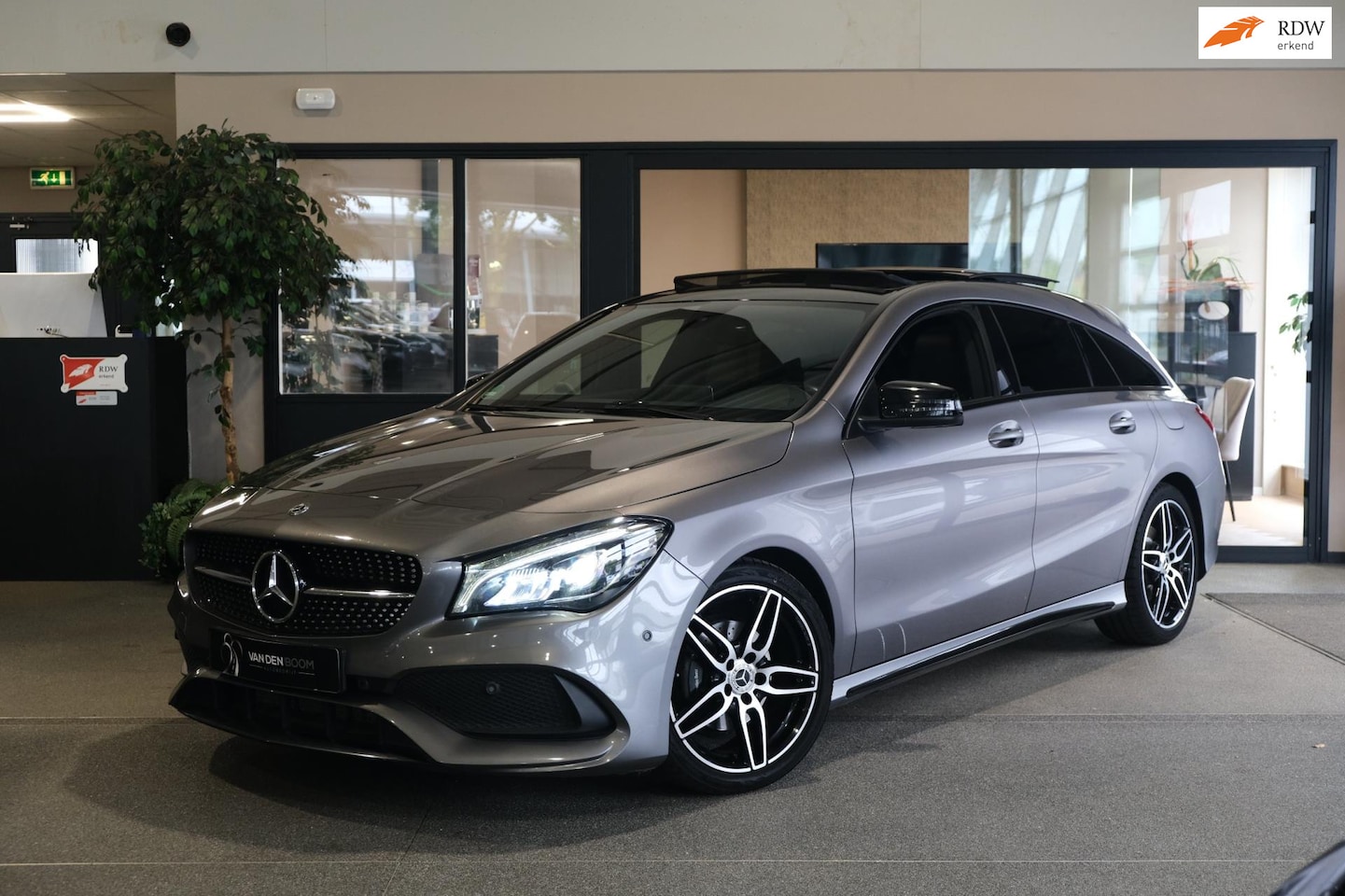 Mercedes-Benz CLA-Klasse - SB 180 DCT AMG Peak Pano Cam Navi Led - AutoWereld.nl