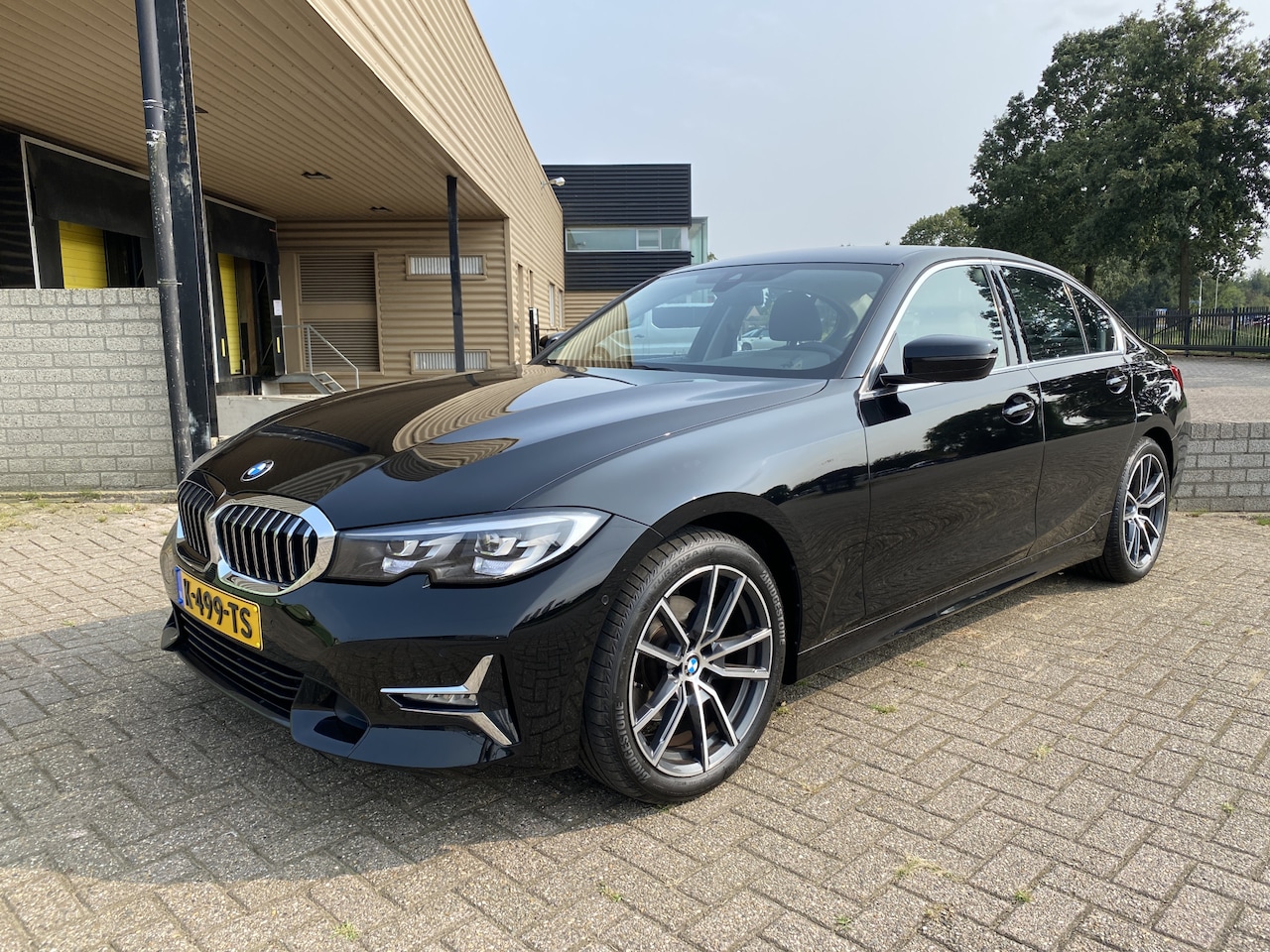 BMW 3-serie - 320i High Executive Automaat | Leder | Sport pack | Camera - AutoWereld.nl