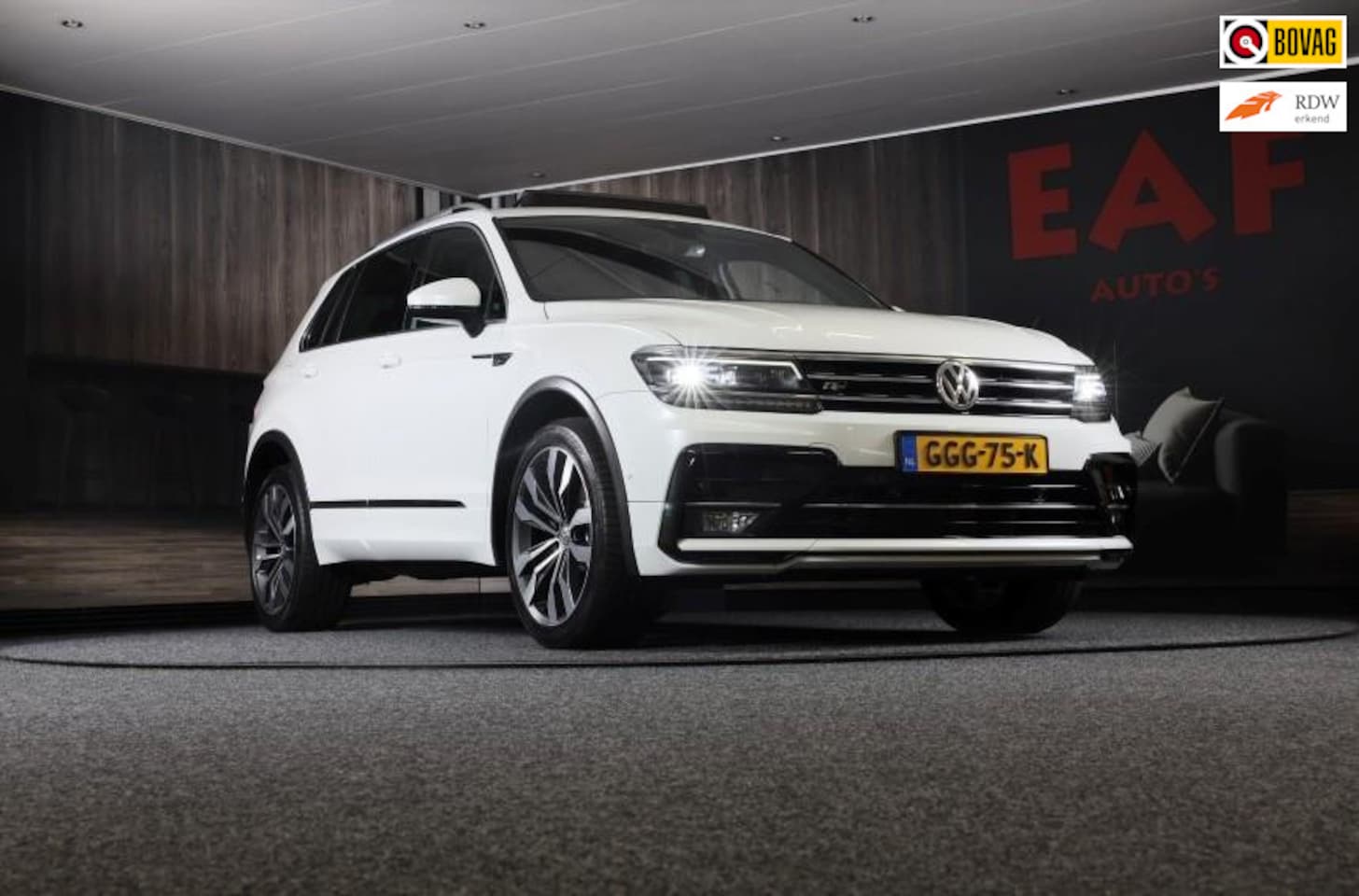 Volkswagen Tiguan - 2.0 TSI 4Motion 3 x R Line / Digital Cockpit / Acc / Lane Assist / Open Pano / Led / Trekh - AutoWereld.nl