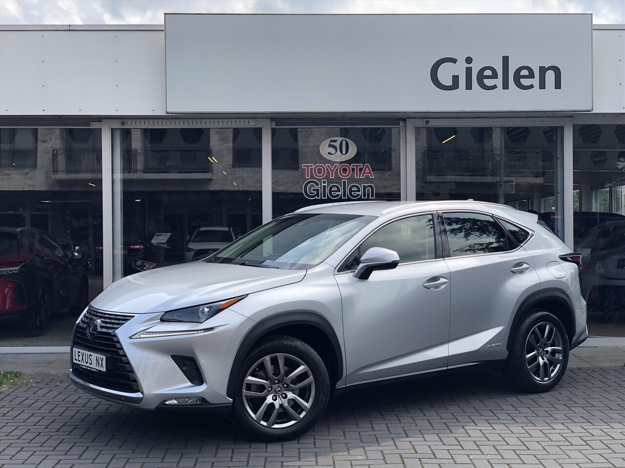 Lexus NX - 300h AWD Sport Edition | Trekhaak, Eerste eigenaar, Leer, Stoelverwarming, Parkeersensoren - AutoWereld.nl