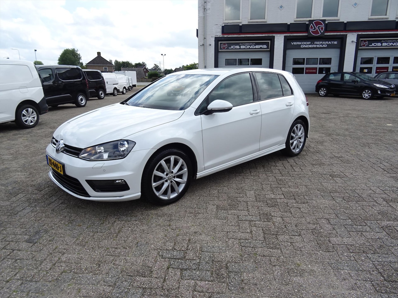 Volkswagen Golf - 1.2 TSI 110PK Business Edition R CONNEC - AutoWereld.nl