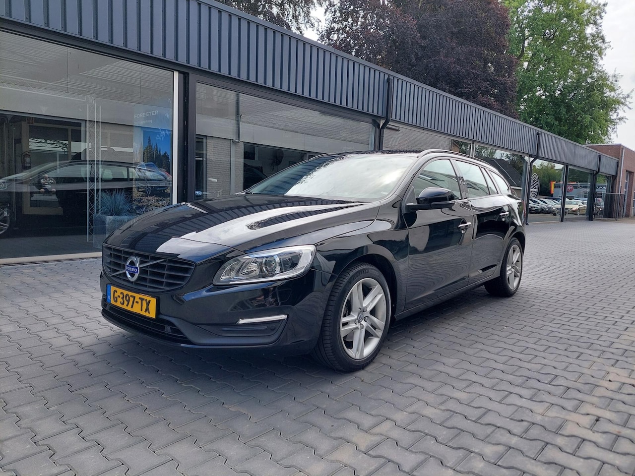 Volvo V60 - 1.5T3 Polar+ Dealer oh 1 jaar garantie Standkachel Keyless entery Stuurverwarming Navi Cru - AutoWereld.nl