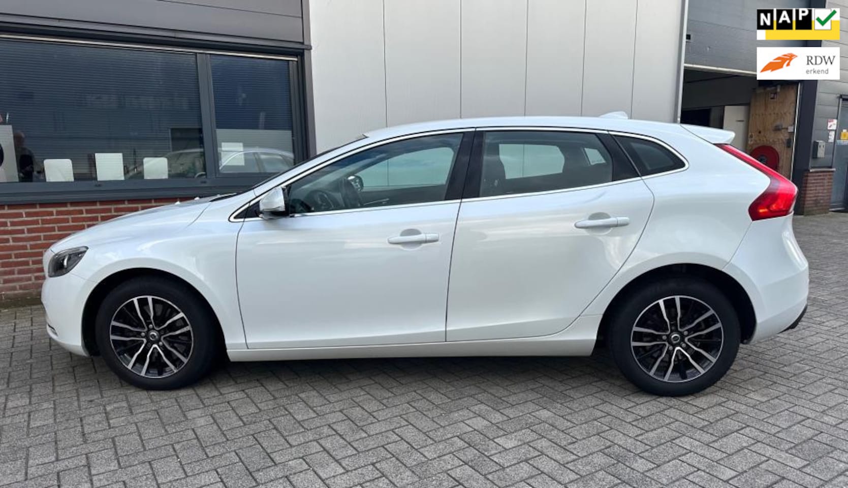 Volvo V40 - 2.0 D4 Summum Business 2.0 D4 Summum Business - AutoWereld.nl