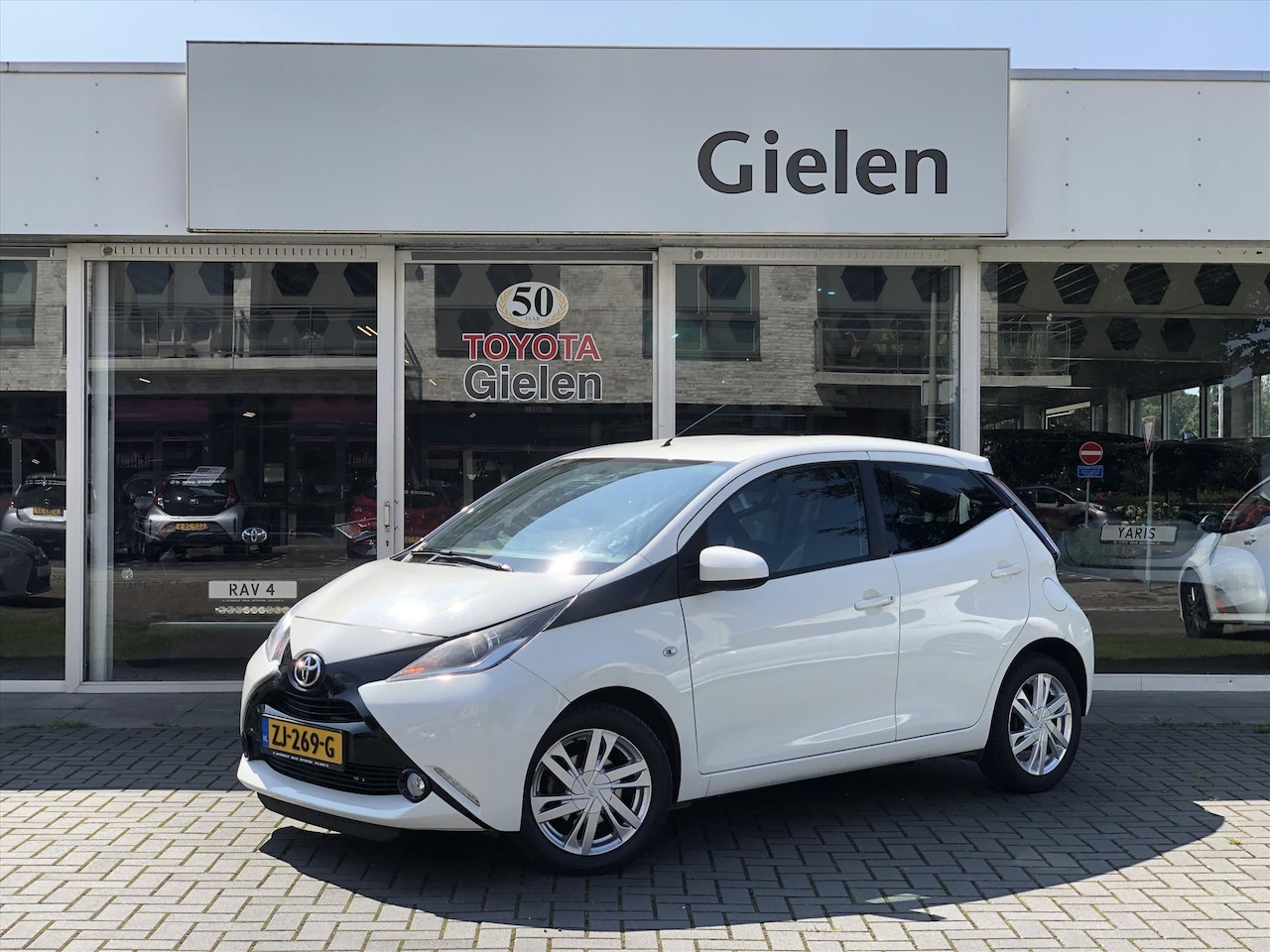 Toyota Aygo - 1.0 VVT-i X-Play Plus | Lichtmetalen velgen, Airconditioning, Parkeercamera, In hoogte ver - AutoWereld.nl