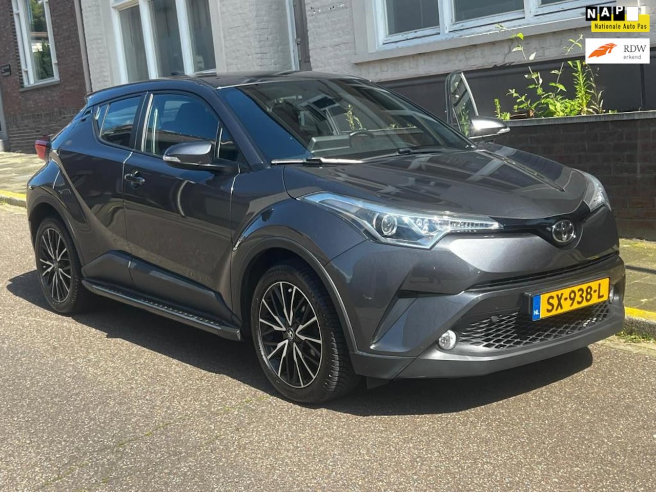 Toyota C-HR - 1.2 Urban topstaat bomvol extra’s org Nederlandse schadevrije auto ! Incl onderhoudsboekje - AutoWereld.nl