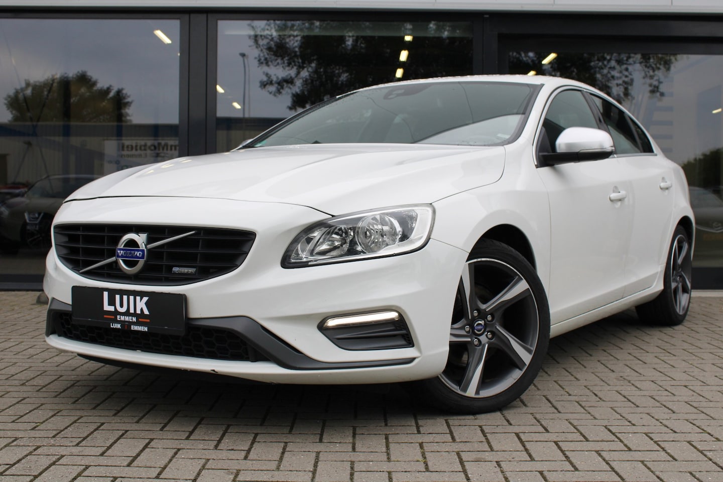 Volvo S60 - 1.6 T3 R-Design + CRUISE + BLUETOOTH + LEDER/ALCANTARA - AutoWereld.nl