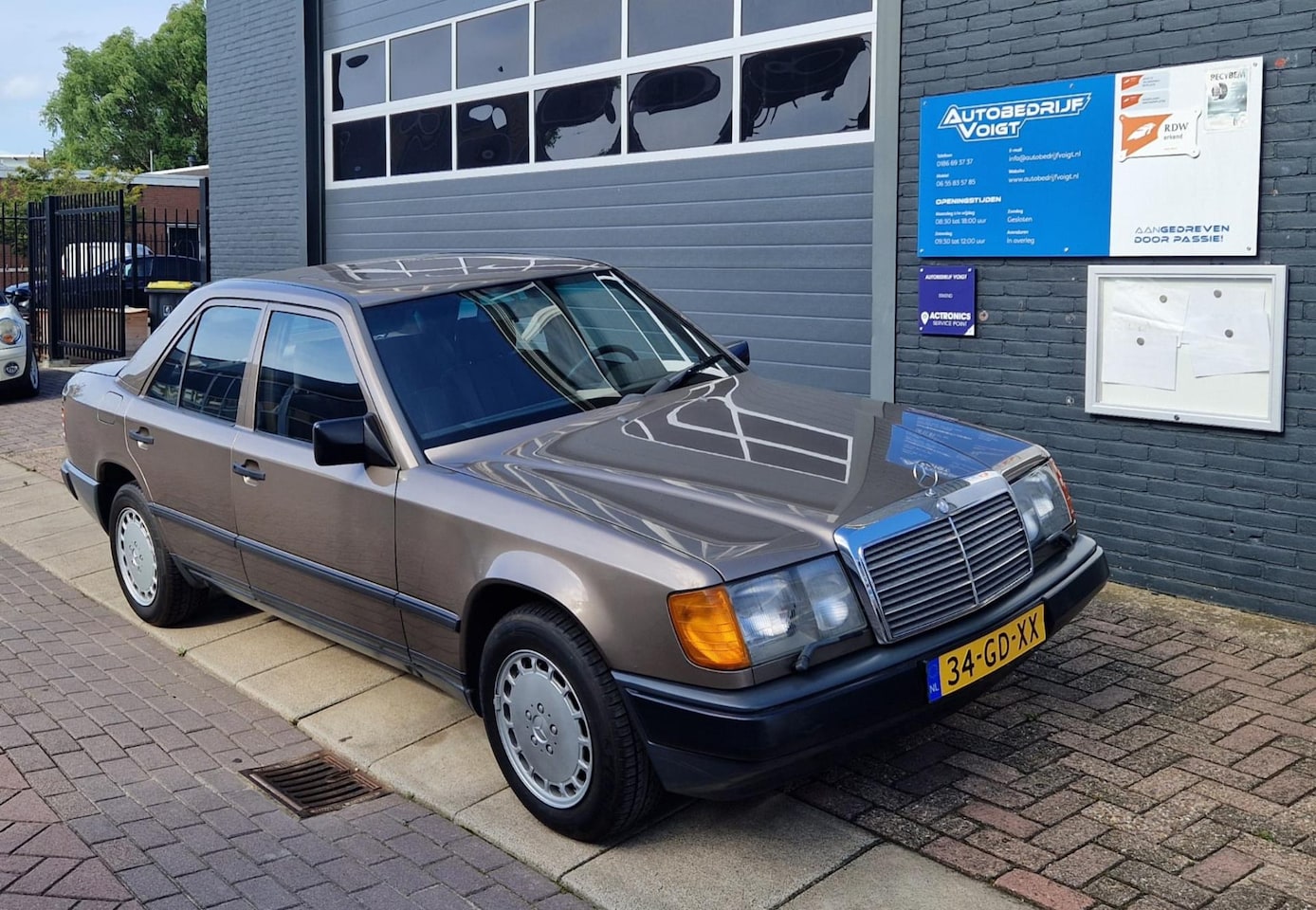 Mercedes-Benz 200-500 (W124) - 260 E Bijna in nieuwstaat!! Volledig roestvrij - AutoWereld.nl