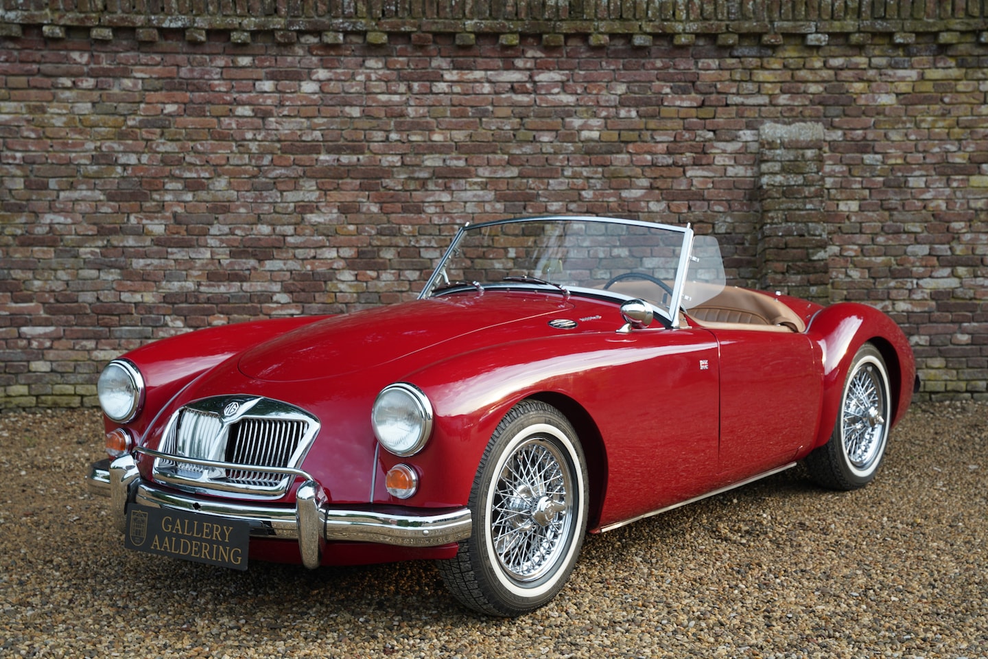 MG A 1600 - MKII Roadster Restored condition, "Orient Red" over a Tan leather interior, Walnut veneer - AutoWereld.nl