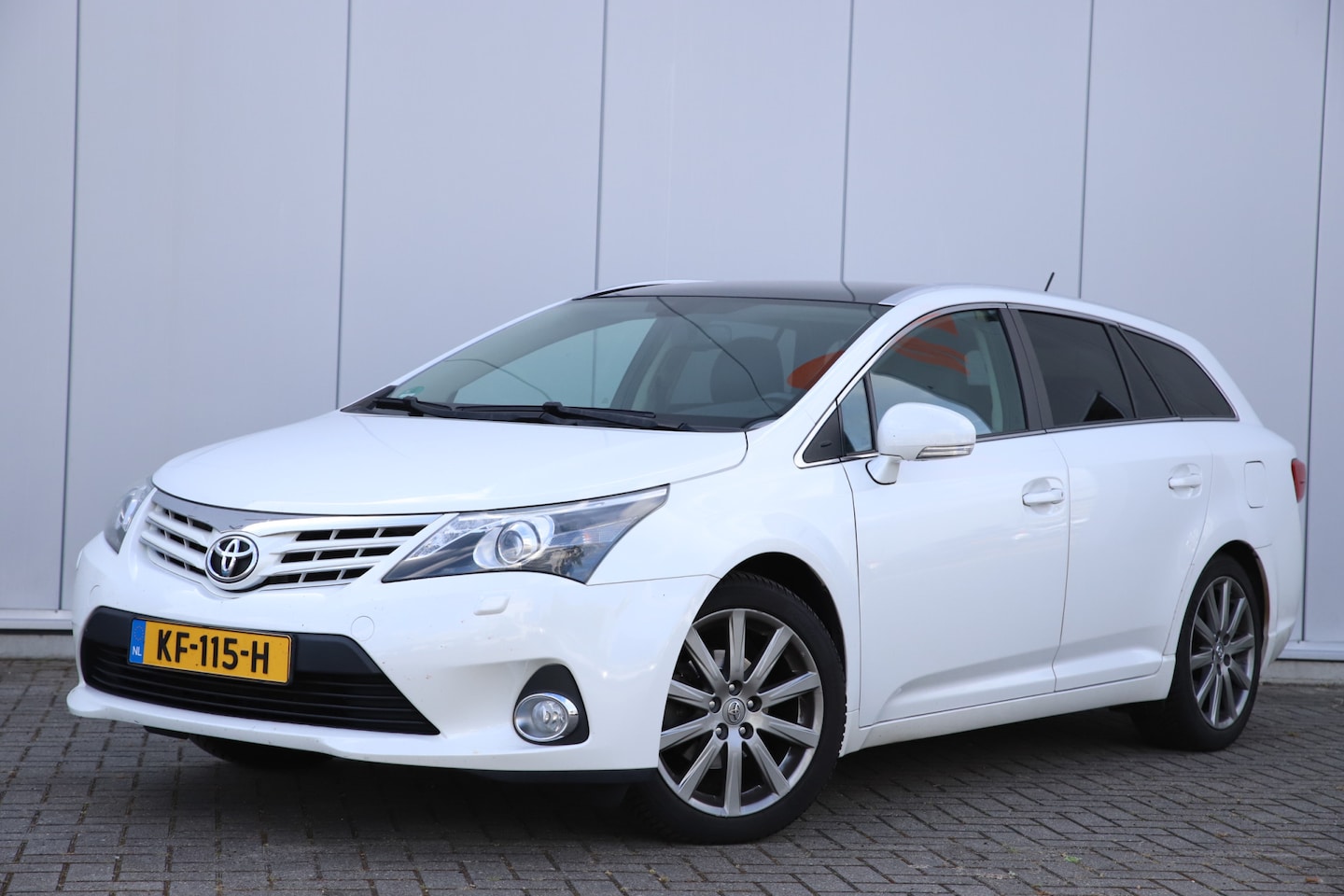 Toyota Avensis Wagon - 1.8 VVTi Dynamic Business Panoramadak | Trekhaak | Camera | Climategate control | Cruise c - AutoWereld.nl