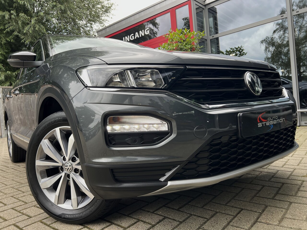 Volkswagen T-Roc - 1.0 116PK TSI SPORT *!* NAVIGATIE/ 17 INCH/ PDC/ ECC *!* - AutoWereld.nl