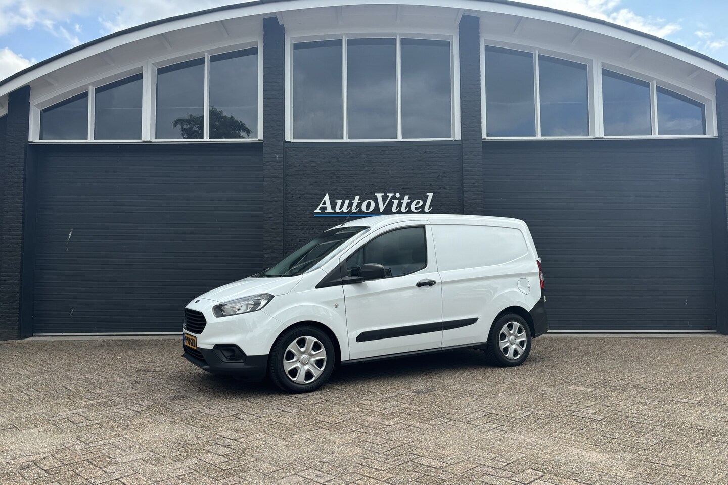 Ford Transit Courier - 1.0 Trend | Benzine | Airco | Stoelverwarming | Verwarmde Voorruit | zijdeur | 59000km - AutoWereld.nl