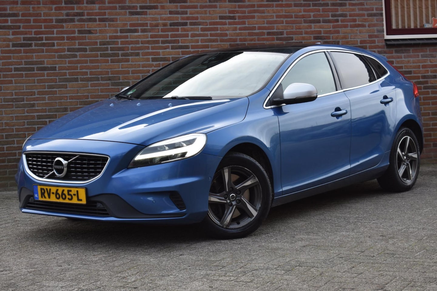 Volvo V40 - 2.0 D3 Business Sport '18 LED Pano Clima Navi Cruise Inruil mogelijk - AutoWereld.nl