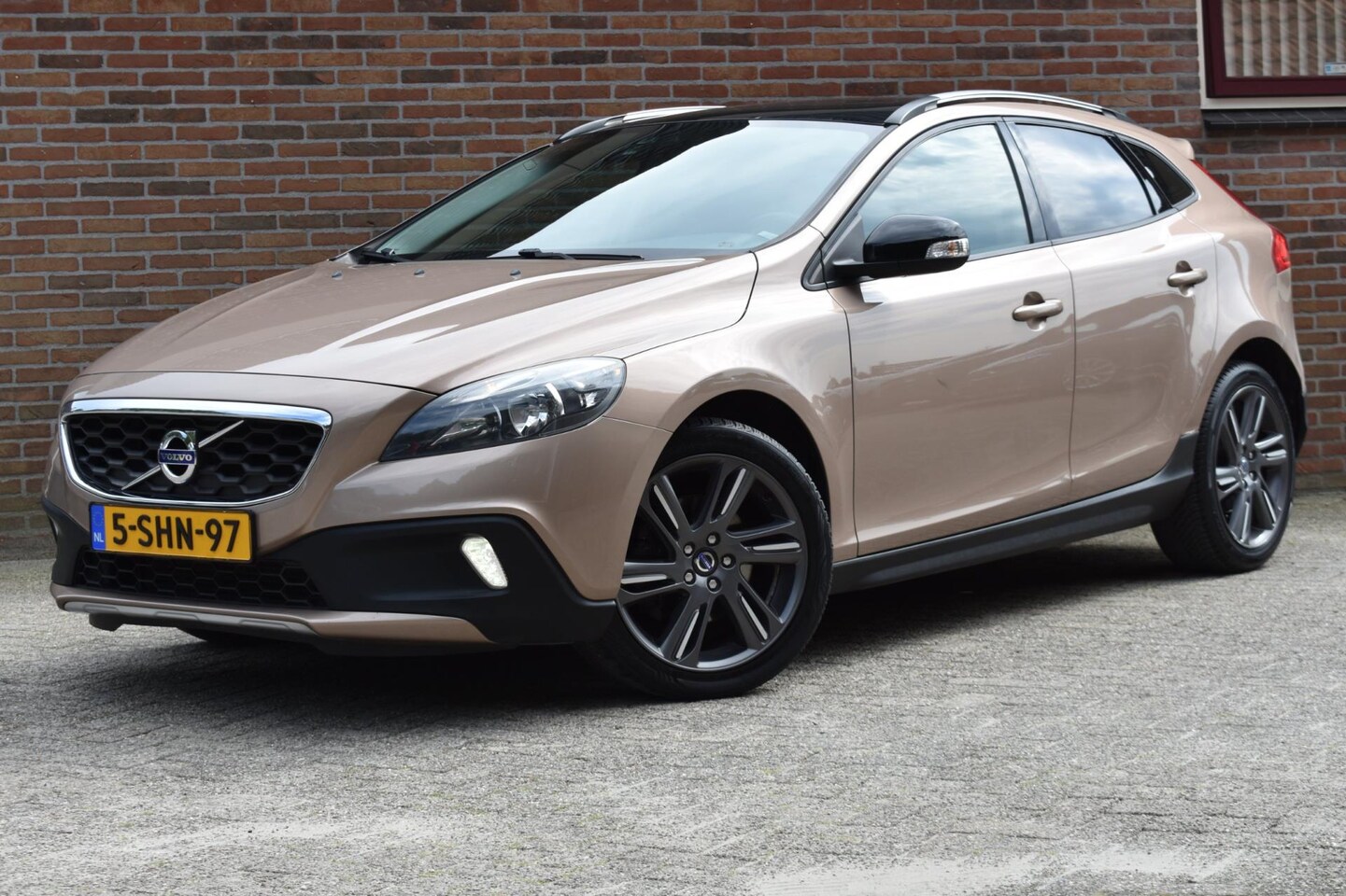 Volvo V40 Cross Country - 1.6 T4 Kinetic '13 Pano Clima Cruise NL Auto NAP Inruil mogelijk - AutoWereld.nl