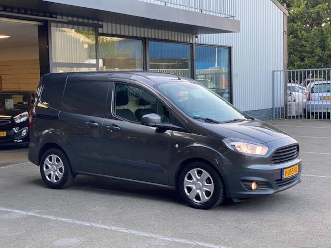 Ford Transit Courier - 1.5 TDCI / Navi / 2017 / Camera / Cruise / Airco - AutoWereld.nl