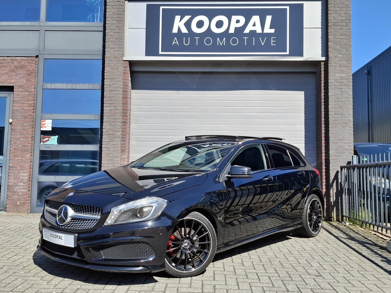 Mercedes-Benz A-klasse - 180 | AMG-Line | Pano | Camera | Volledig onderhouden - AutoWereld.nl