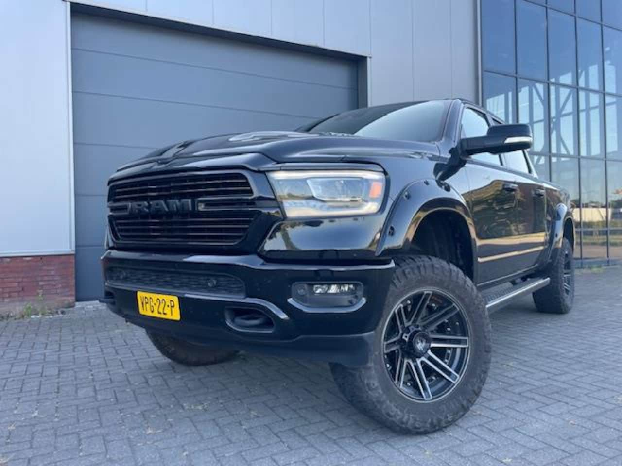 Dodge Ram 1500 - 5.7 V8 Crew Cab Black Ops 6-inch Lifted Rijklaar - AutoWereld.nl