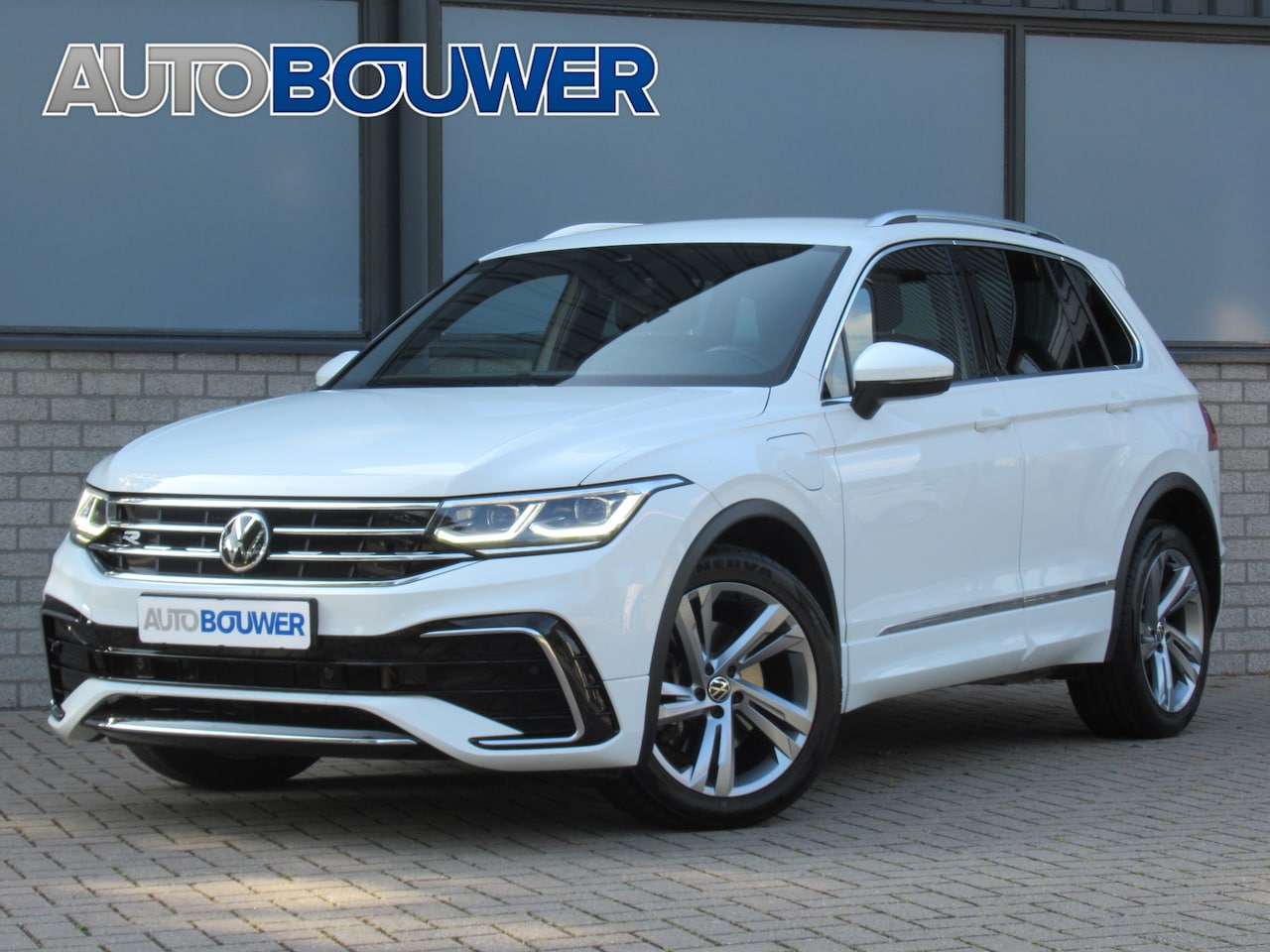 Volkswagen Tiguan - 1.4 TSI eHybrid 245 PK R-Line !!! 1e eigen | dealer onderh | virtual cockpit | navi - AutoWereld.nl