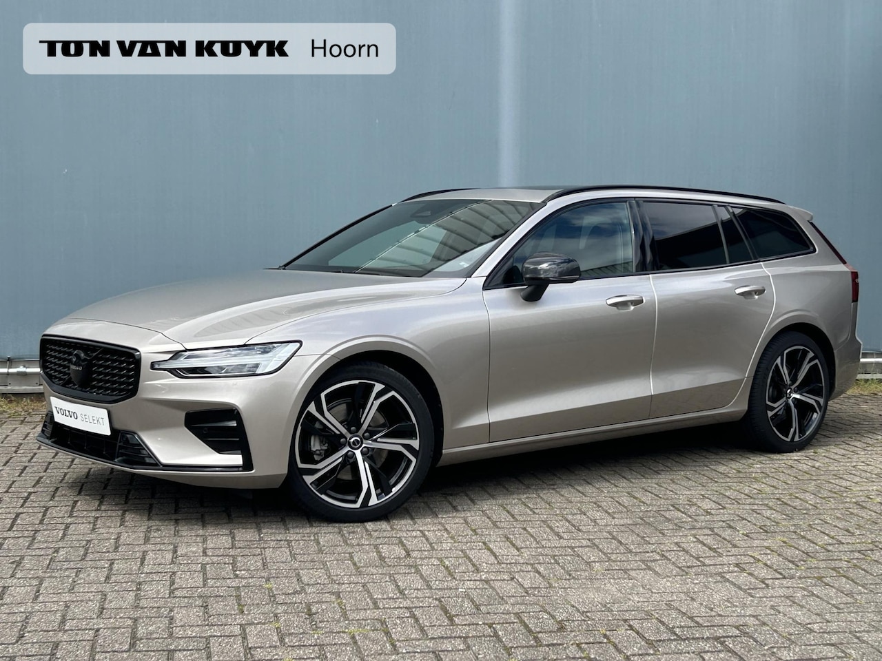 Volvo V60 - 2.0 B3 Plus Dark / Pan dak / Elek. trekhaak / Camera / Zwarte grill plus letters / - AutoWereld.nl