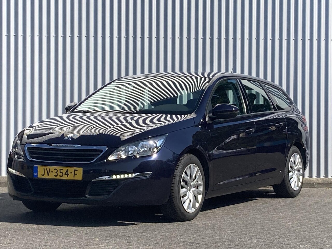 Peugeot 308 SW - 1.2 PureTech Blue Lease NL Auto | Climate Control | Navi | Trekhaak - AutoWereld.nl