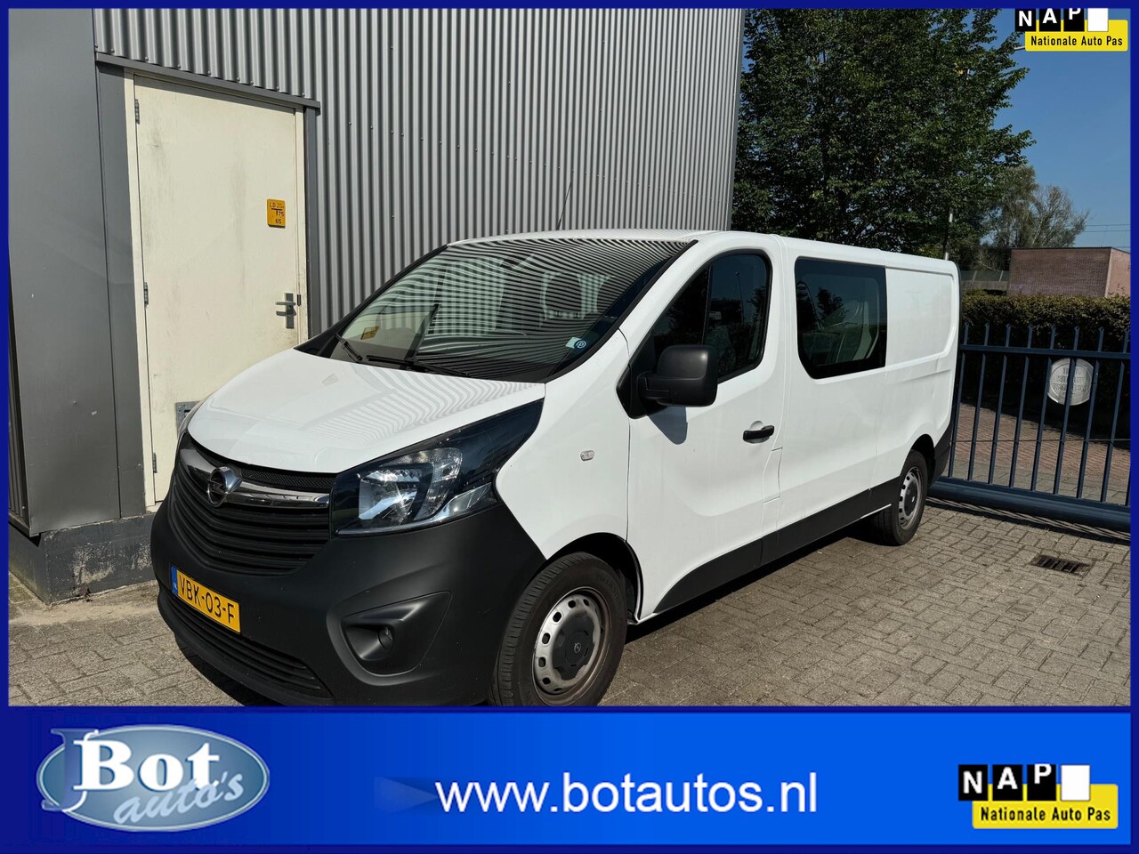 Opel Vivaro - 1.6 CDTI L2H1 DC Business+ EcoFlex DUBB.CABINE / EURO 6 / NAVI / AIRCO / TREKHAAK / 6 BAK - AutoWereld.nl