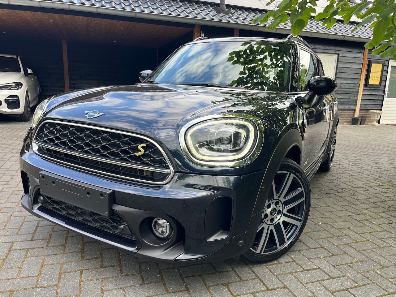 MINI Countryman - 2.0 Cooper S E ALL4 MINI Yours adapt. cr./ Leer/ pdc v+a/ 19” LMV/ enz. - AutoWereld.nl