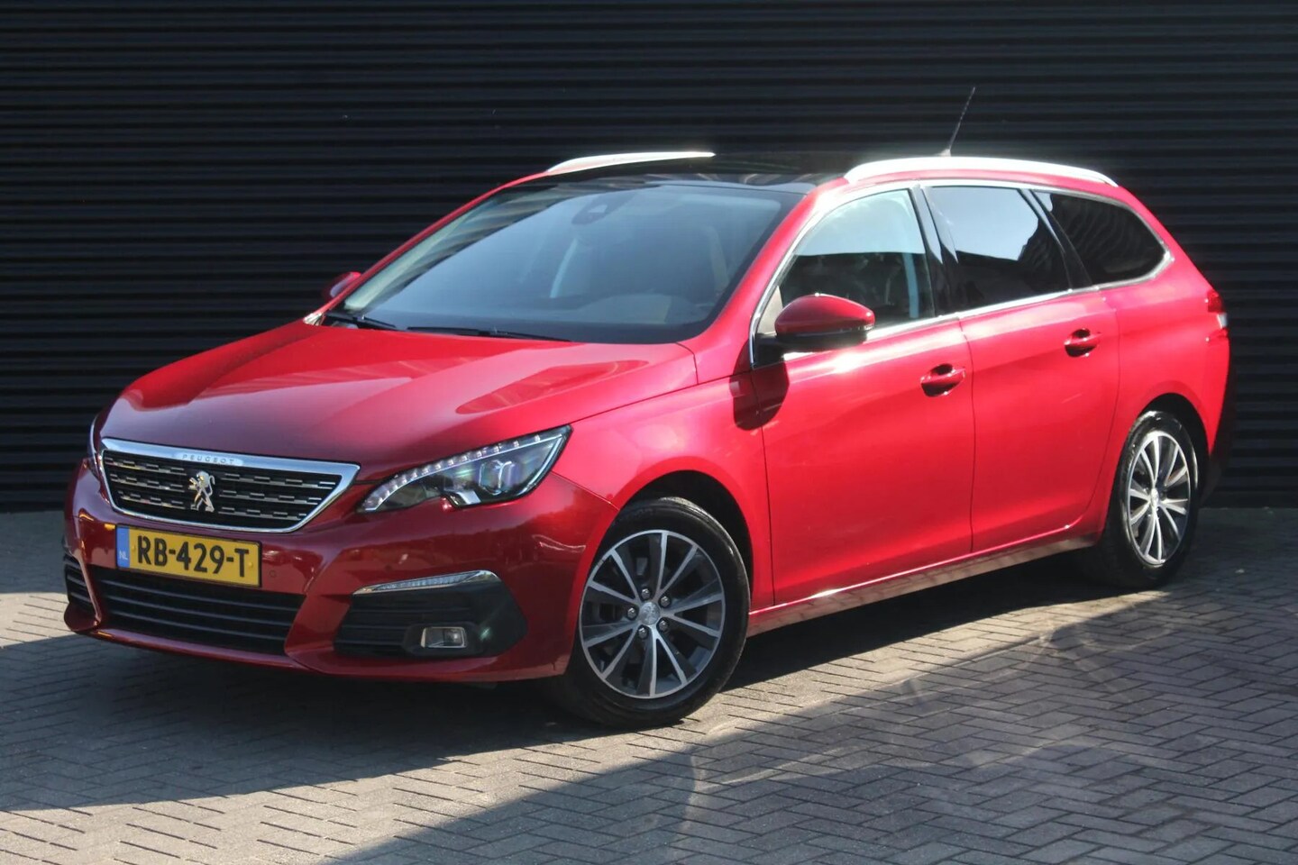 Peugeot 308 SW - 1.2 130pk automaat Premium | Pano | LED | Applecarplay | Navigatie | Trekhaak | - AutoWereld.nl