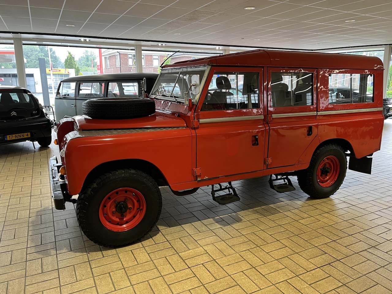 Land Rover 109 - serie III 4 doors station wagon 2,6 liter benzine motor, ex Zwitserse brandweer, zeer goed - AutoWereld.nl